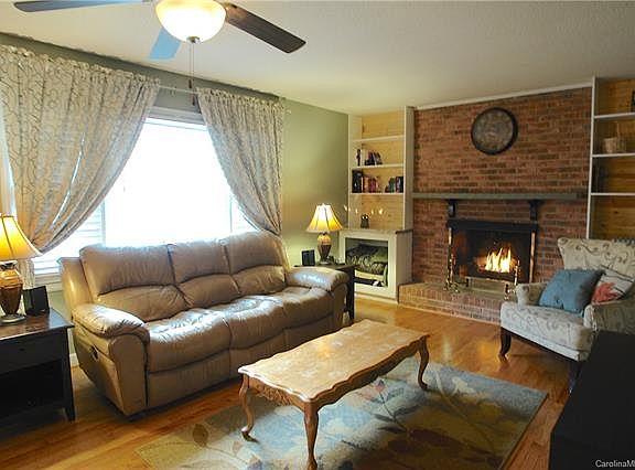3rd image of 220 Rock Creek Dr