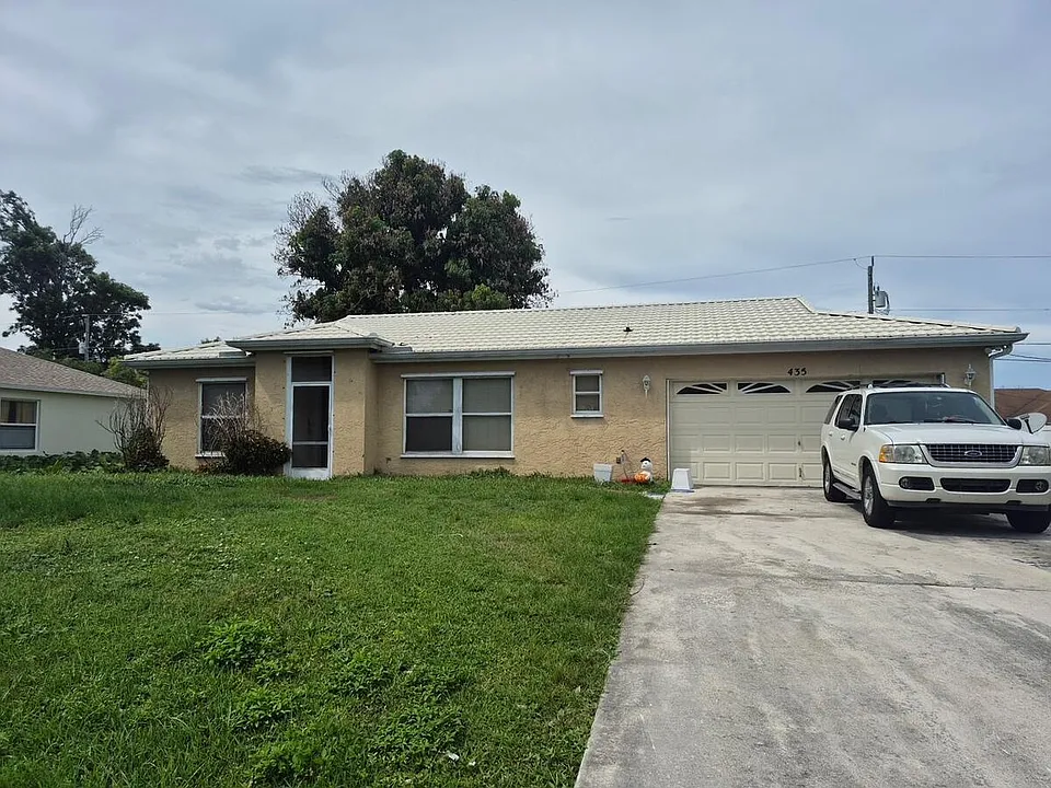 435 SW Kabot Ave
