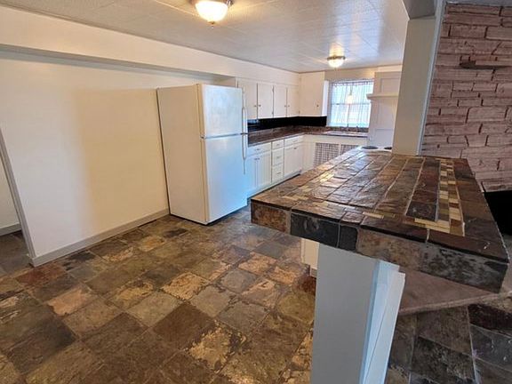 4th image of 5218 W Bel Air St #C