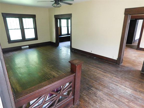 3rd image of 215 W Jefferson St