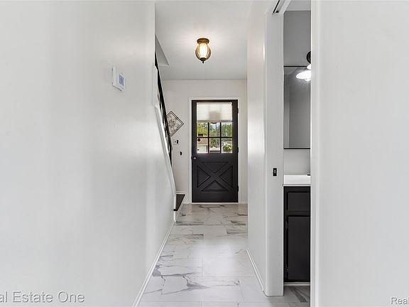 4th image of 23678 King Dr