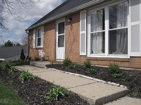 Well maintained landscaping and flower beds! Add to the great curb appeal!