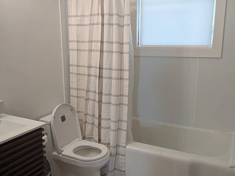 1141 Campeau St — Photo 11