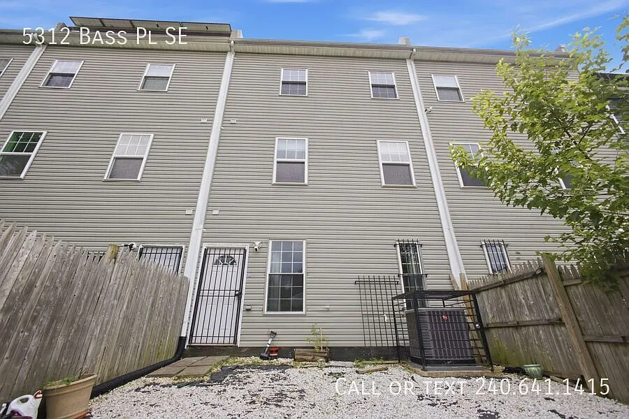 Amazing 5 BR/3 BR Townhome in Marshall Heights! — Photo 4