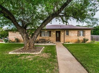 206 Salem Dr, Euless, TX 76039