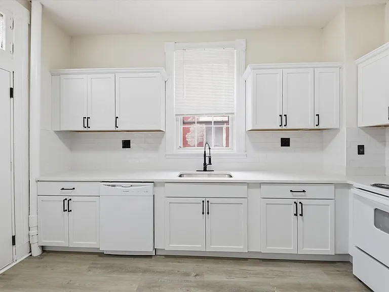 2502 Halstead St — Photo 3