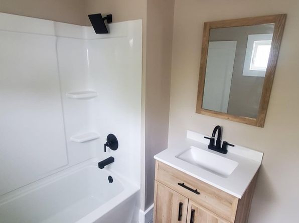 4 Reed St #1, Springvale, ME 04083