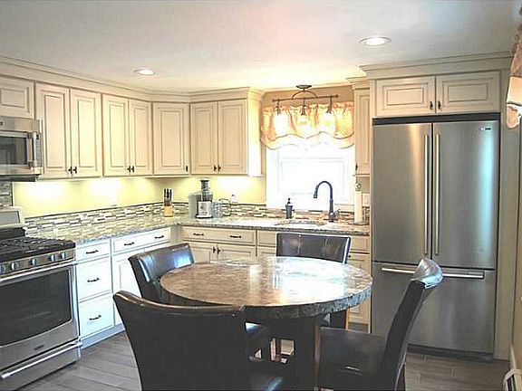 3rd image of 82 Bellevue Ave