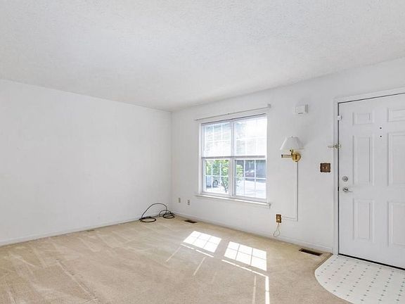 5th image of 423 Surrey Club Ln