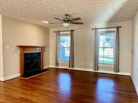 3rd image of 36 Lynn Cir