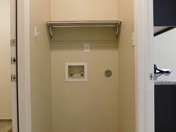 5th image of 4106 Cambridge Dr APT A