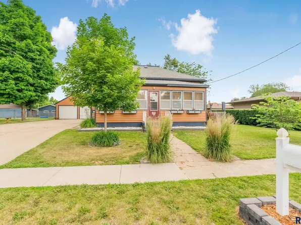 412 W 5th Ave, Lennox, SD 57039