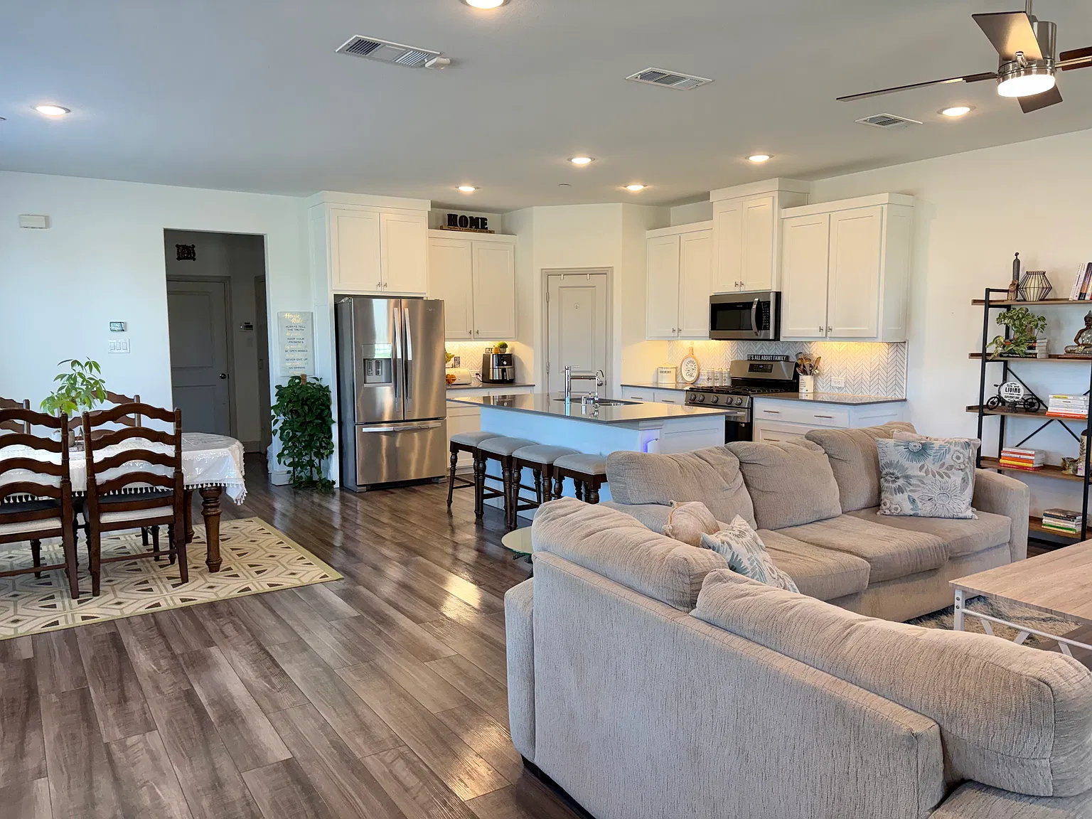 3 bed, 2.5 bath, 2194 sqft, $3,100 — Photo 4