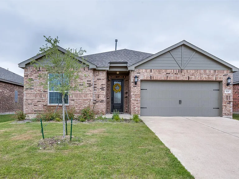 925 Emerson Dr — Photo 1