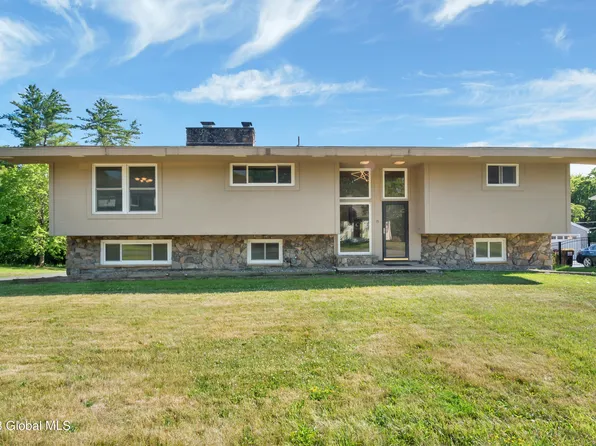 15 Fairlawn Ave, East Greenbush, NY 12061