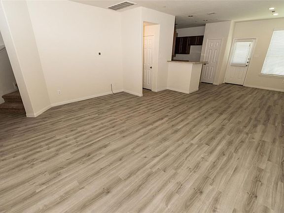 4th image of 3915 Calgary Cir