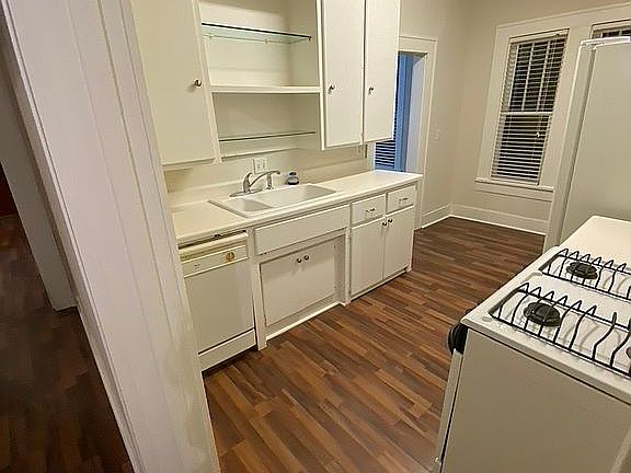 5th image of 226 E Ayers St