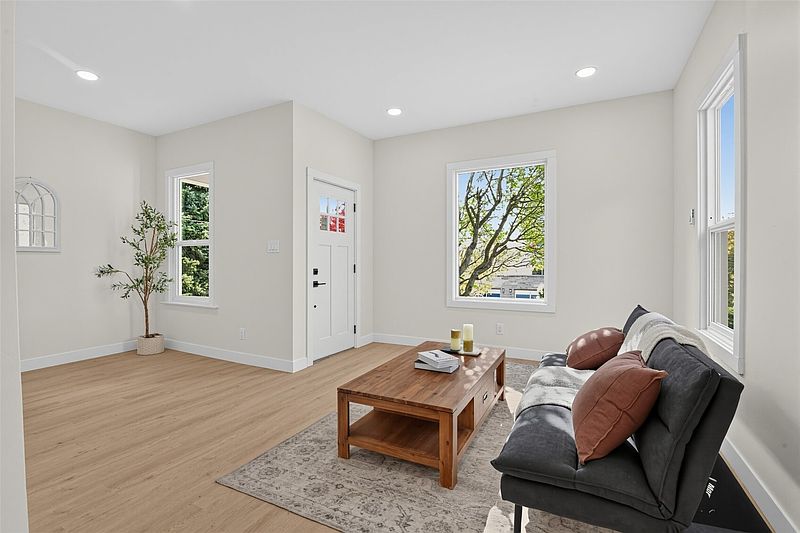 4th image of 852 NW 62nd Street