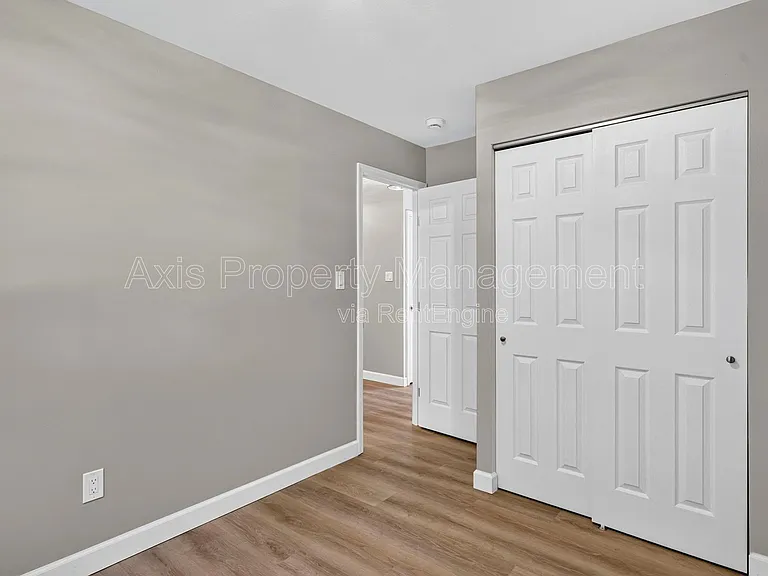 2209 Campus Dr — Photo 13