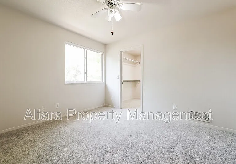 935 Terry St — Photo 10