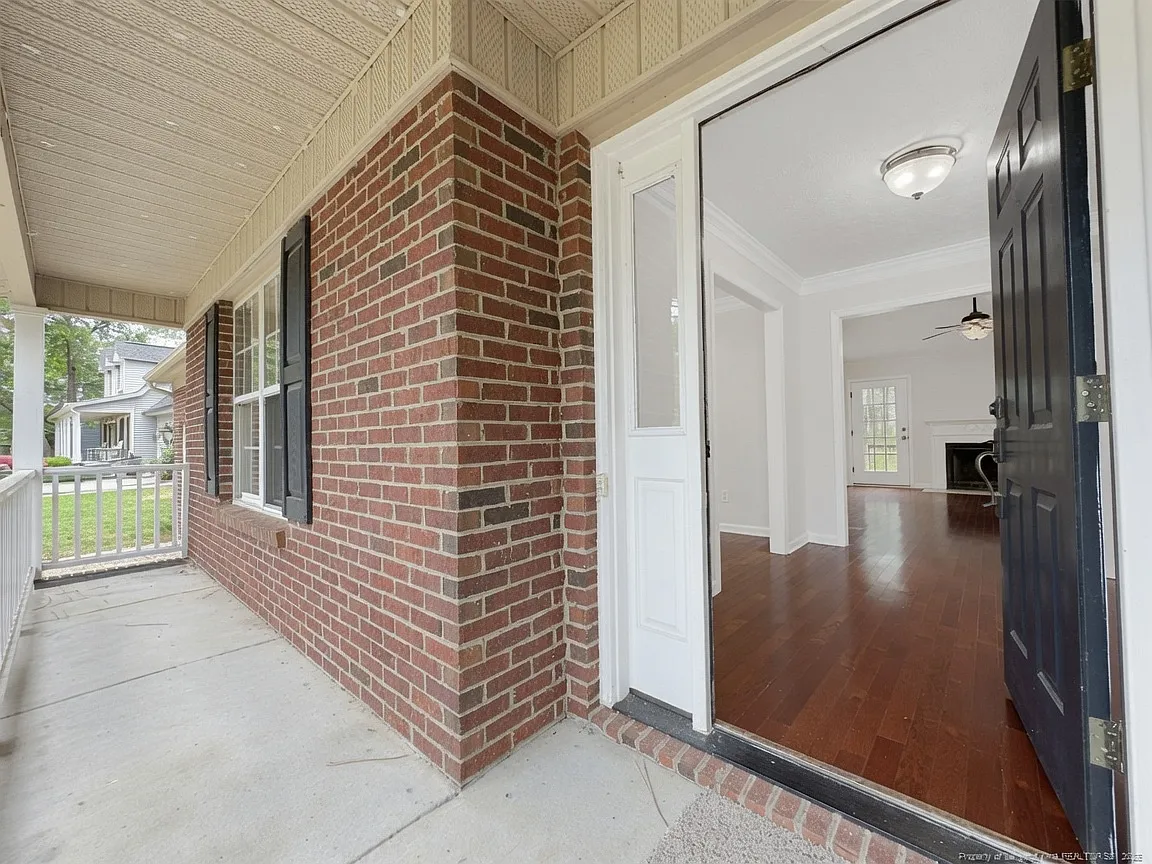 257 Lakeside Ln — Photo 2