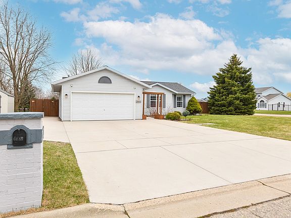 3rd image of 2502 Greenwood Dr
