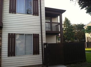8 Fernwood Dr #P, Bolingbrook, IL