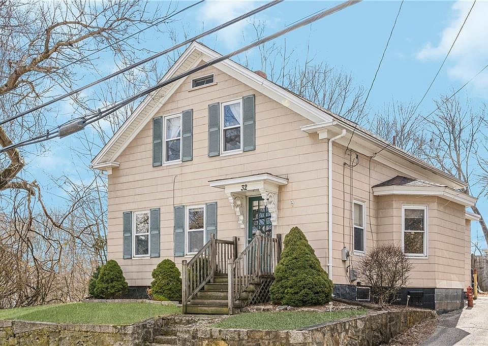 1st image of 32 Youngs Ave