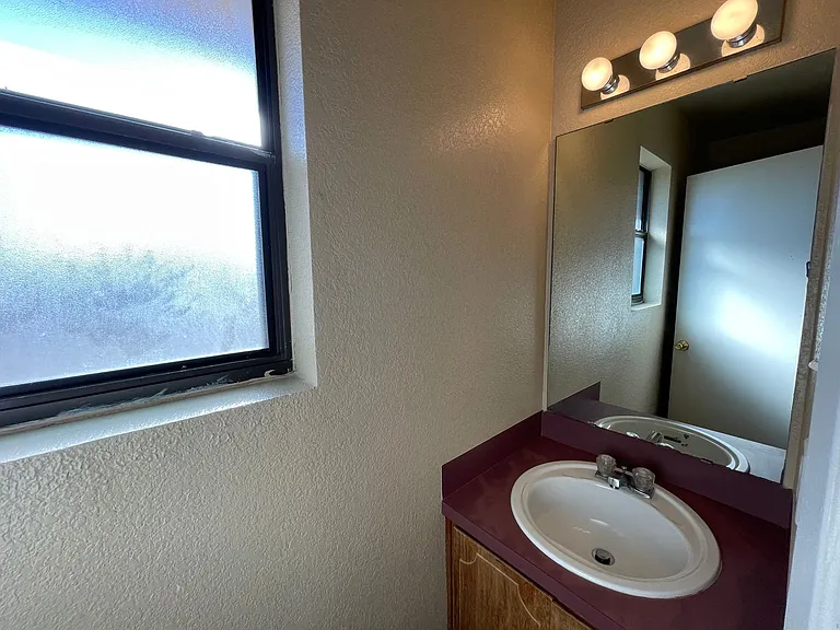 1108 Leslie — Photo 11