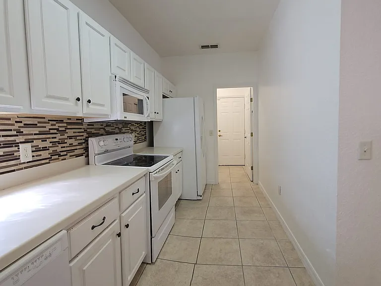 231 NE 28th Ave #101 — Photo 7