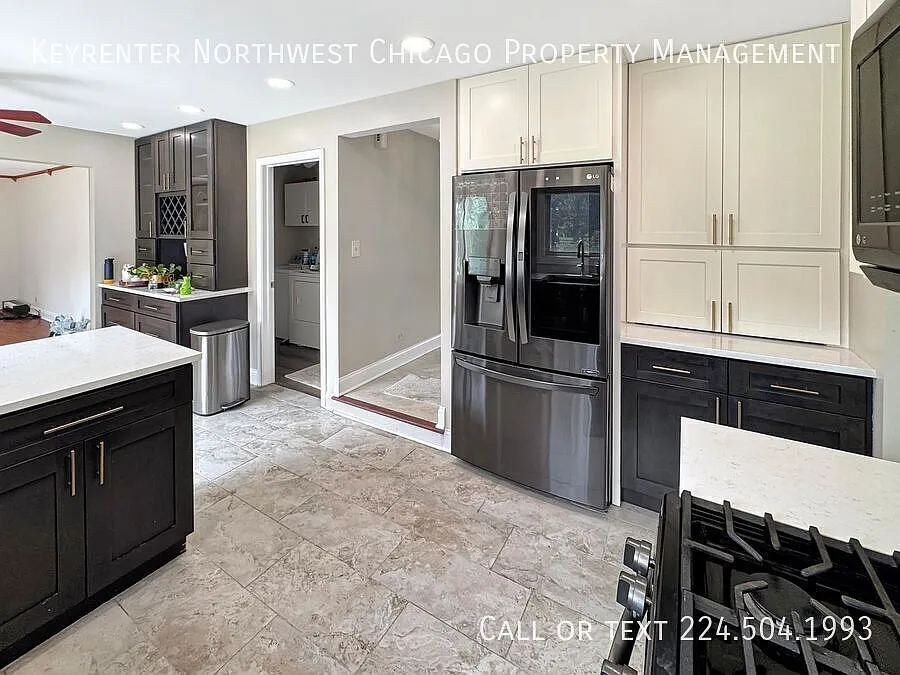 Beautifully remodeled 4 Bedroom in popular Evergreen Subdivision — Photo 2