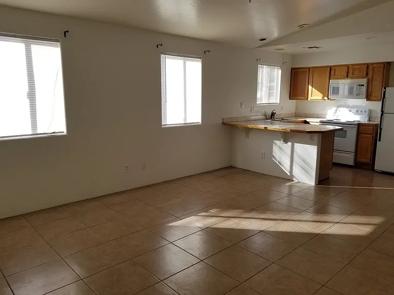 1240 E Mountain View Rd — Photo 19