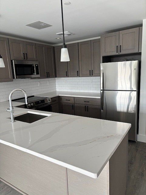 1st image of 180 Deer Park Ave