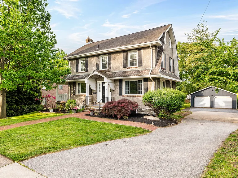 610 Saxer Ave — Photo 4
