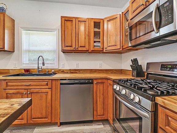 4th image of 188 Davis St