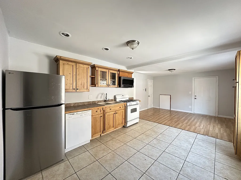 Refreshing 1 Bed, 1 Bath at Clybourn + Fullerton (DePaul) — Photo 4