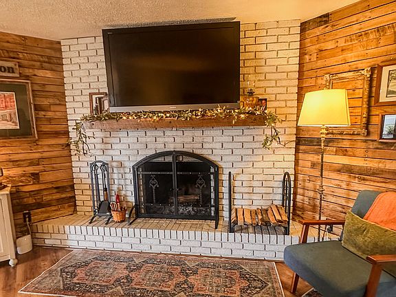 5th image of 400 E Water St