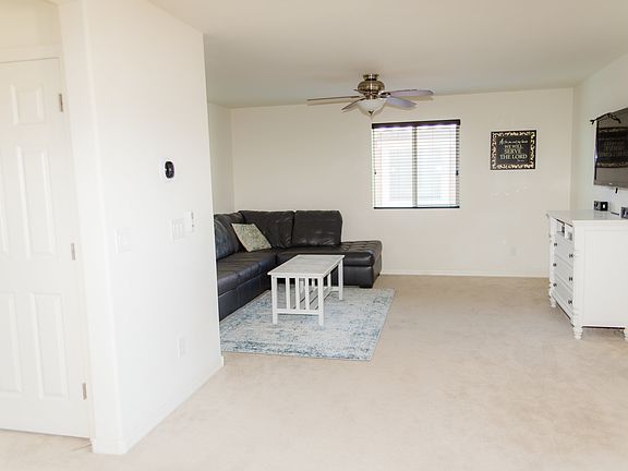 2nd image of 815 W Desert Hollow Dr
