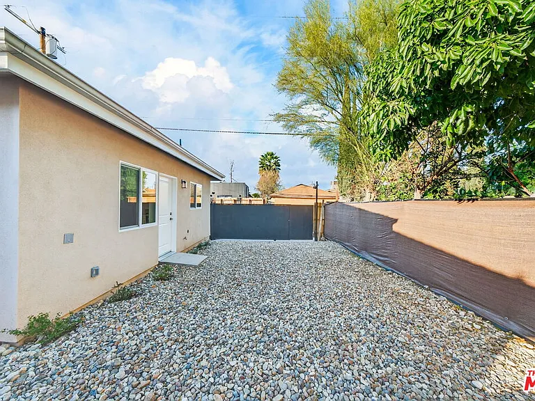 17623 Burbank Blvd — Photo 25