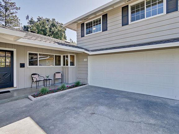 4th image of 1074 Astoria Dr