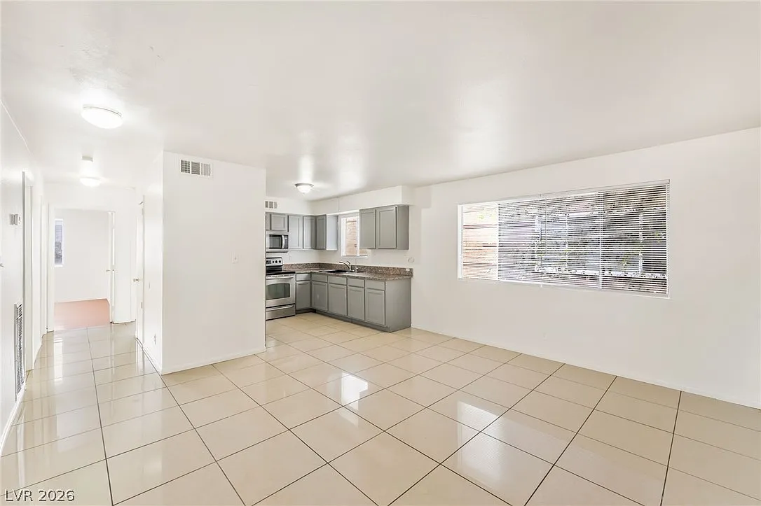 2 bed, 2.0 bath, 3648 sqft, $985 — Photo 4