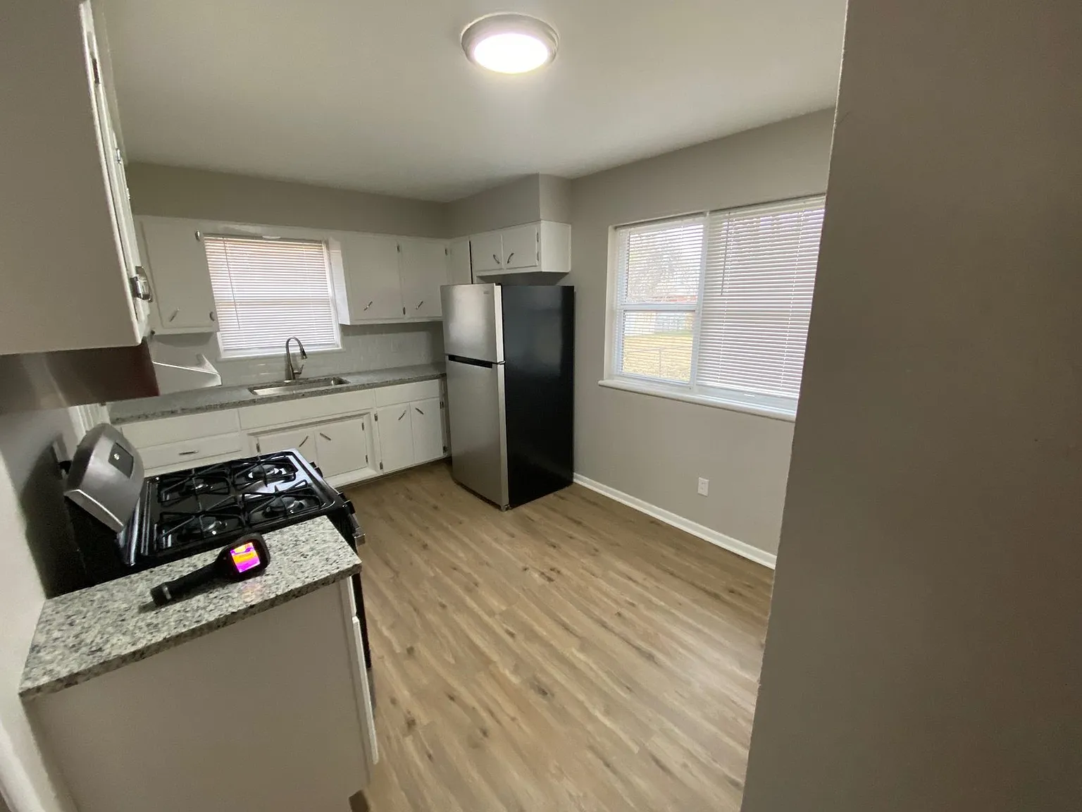 3 bed, 1.0 bath, 904 sqft, $972 — Photo 3