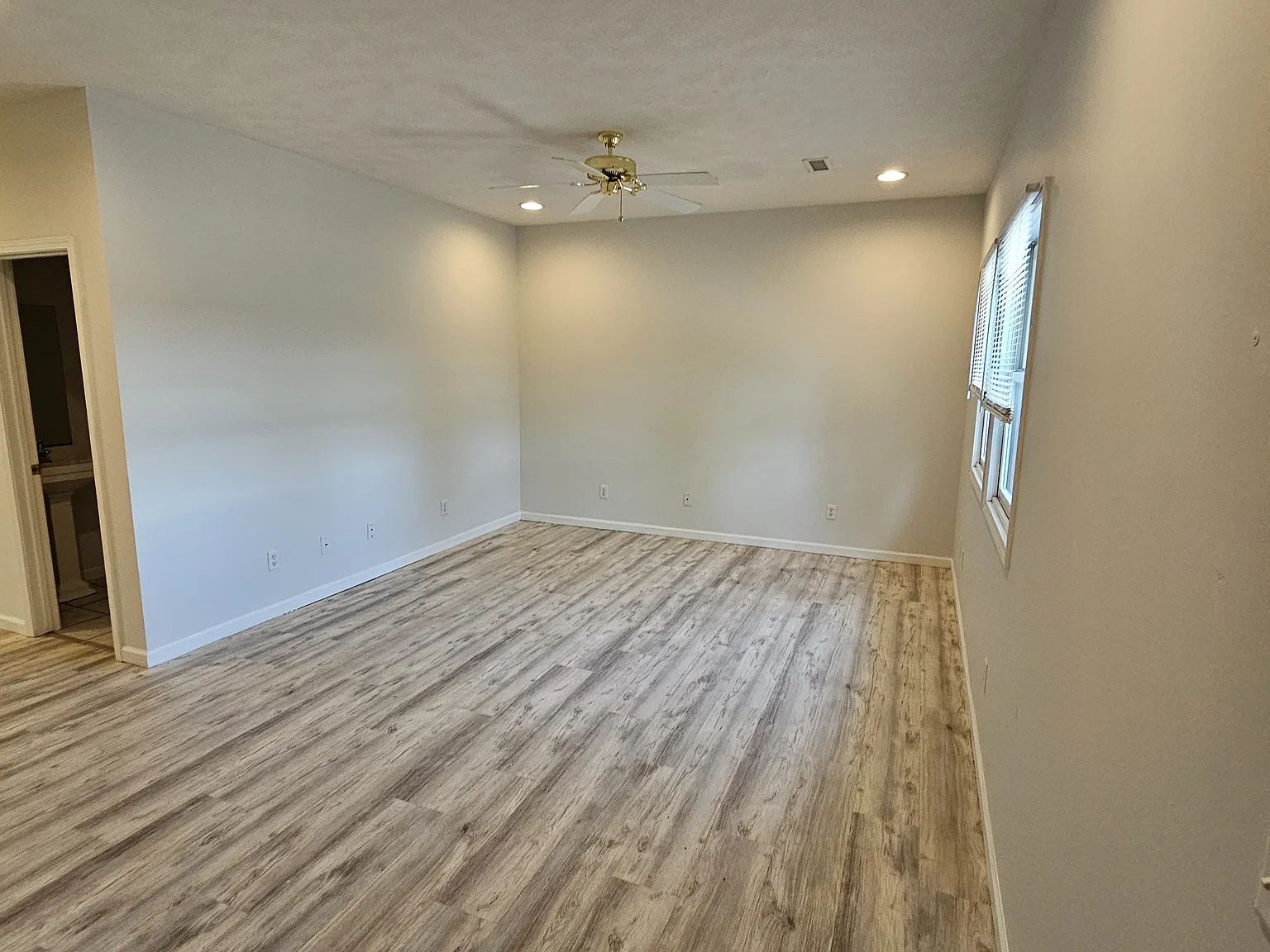 2 bed, 1.5 bath, 1320 sqft, $850 — Photo 2