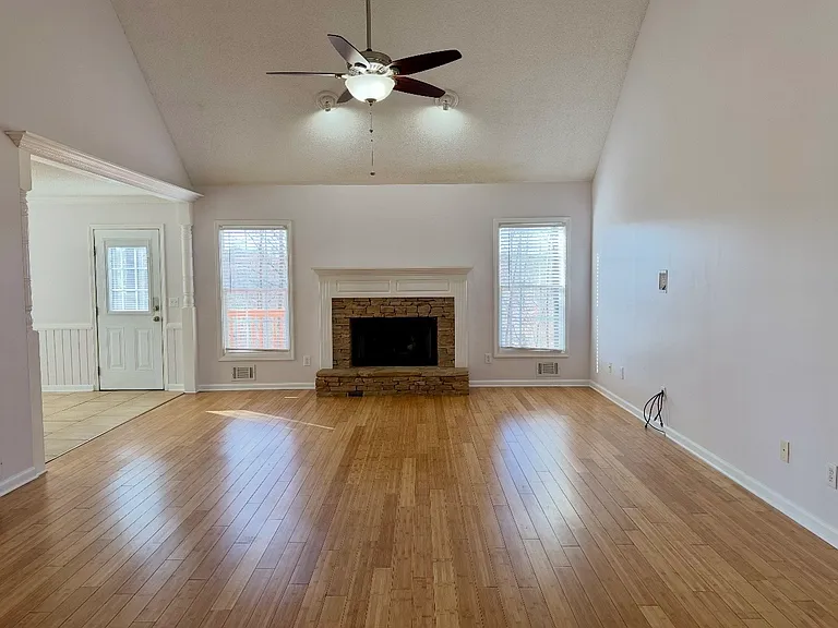 1136 Fieldstone Dr — Photo 3