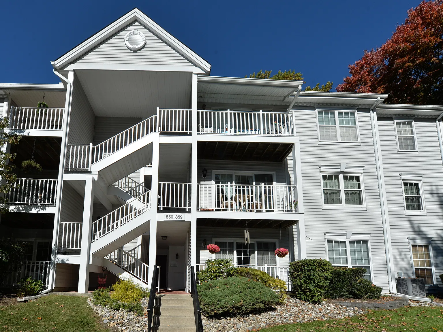 2 bed, 1010 sqft, $3,300 — Photo 1