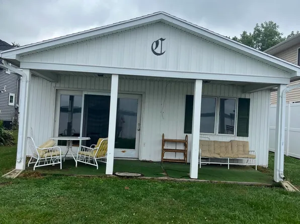 1101 N Shore Dr, Springport, MI 49284