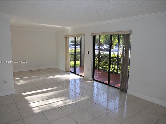 4th image of 935 NE 199th St APT 104-16