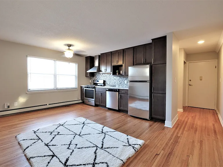 Studio, 1BA - 377 SF