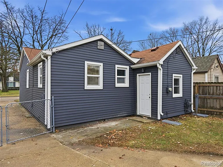 1027 E Milton Ave — Photo 5