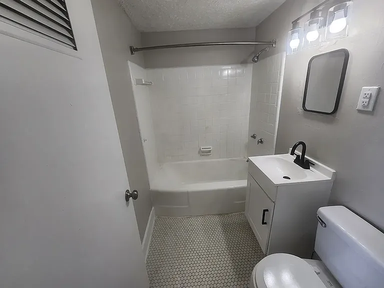 Ashley Towers — Photo 4